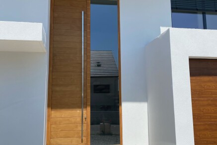 Porte d'entrée sur mesure en bois style contemporain en Alsace près de Colmar