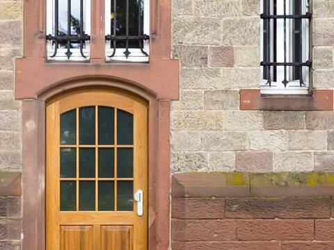 Porte en bois cintrée monument historique