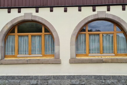 Fenêtre bois cintrée a Stosswhir, vallée de Munster