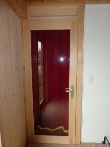 Porte bois de sapin sur mesure avec 1 grand vitrage et un imposte plein.