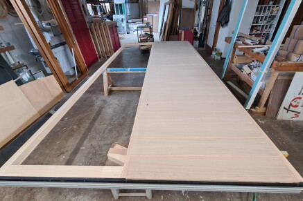 Fabrications d'une porte d'entrée contemporaine en bois sur mesure Alsace à Breitenbach