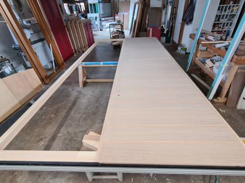 Fabrications d'une porte d'entrée contemporaine en bois sur mesure Alsace à Breitenbach