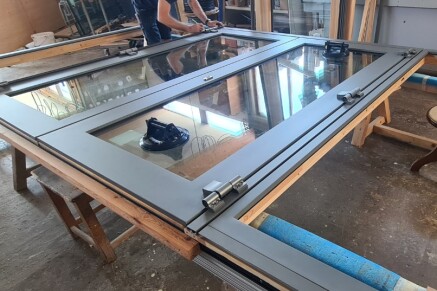 Fabrication d'une porte d'entrée mixte bois/alu grand trafic sur mesure Alsace Breitenbach