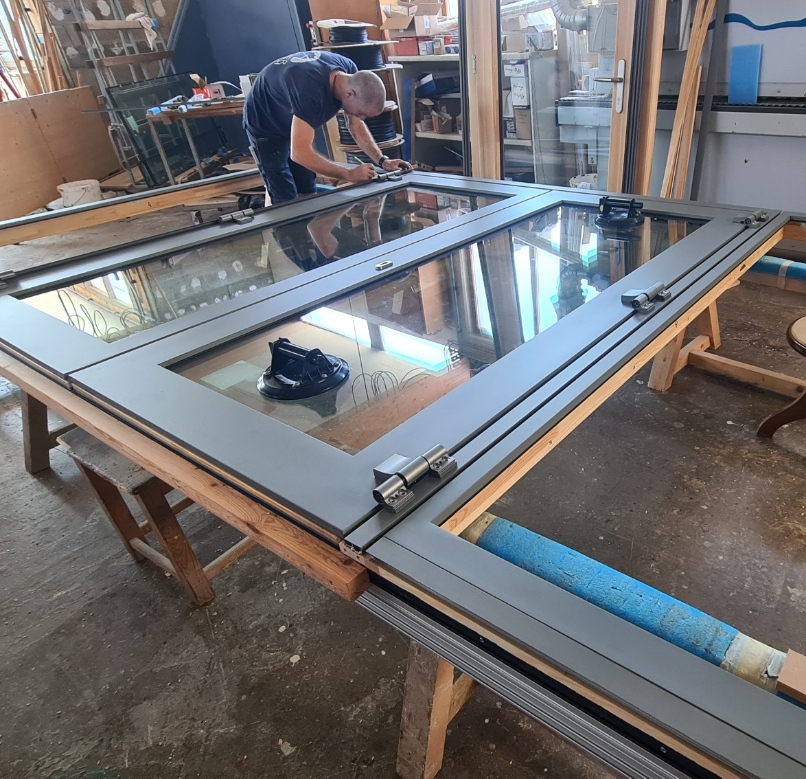 Fabrication d'une porte d'entrée mixte bois/alu grand trafic sur mesure Alsace Breitenbach