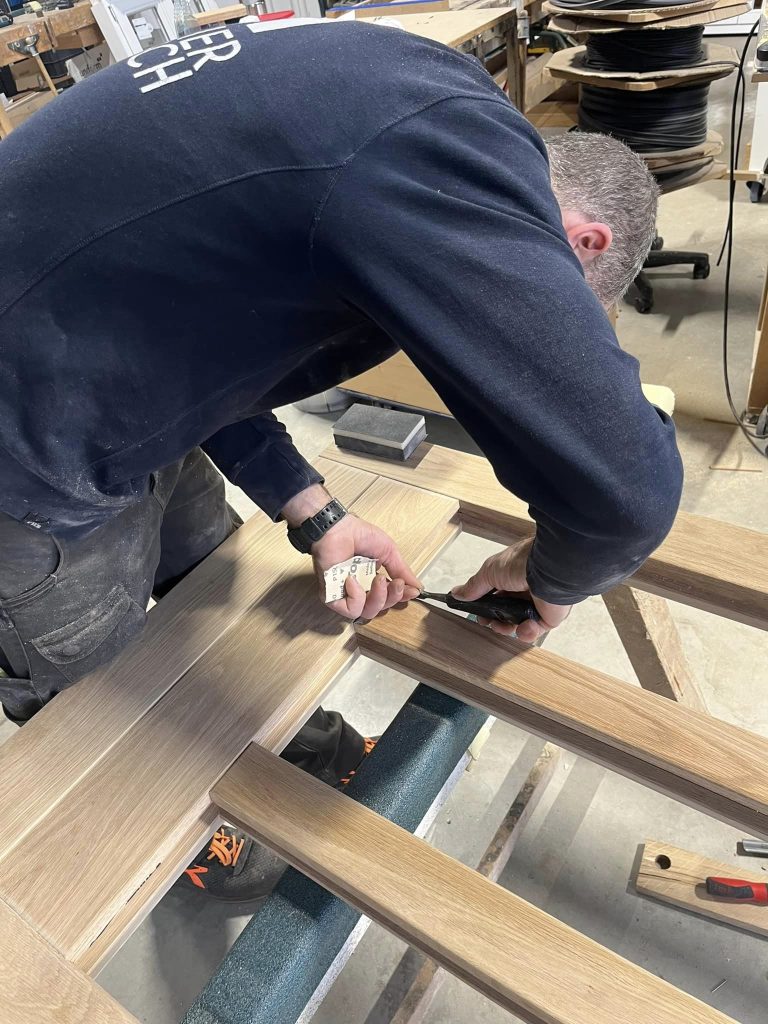 Fabrication d'une porte d'entrée en chêne sur-mesure à Wihr-au-Val