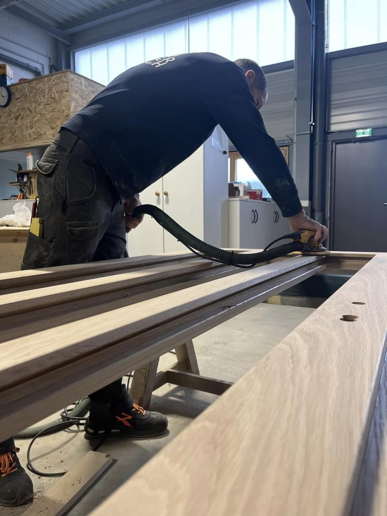 Fabrication d'une porte d'entrée en chêne sur-mesure à Wihr-au-Val