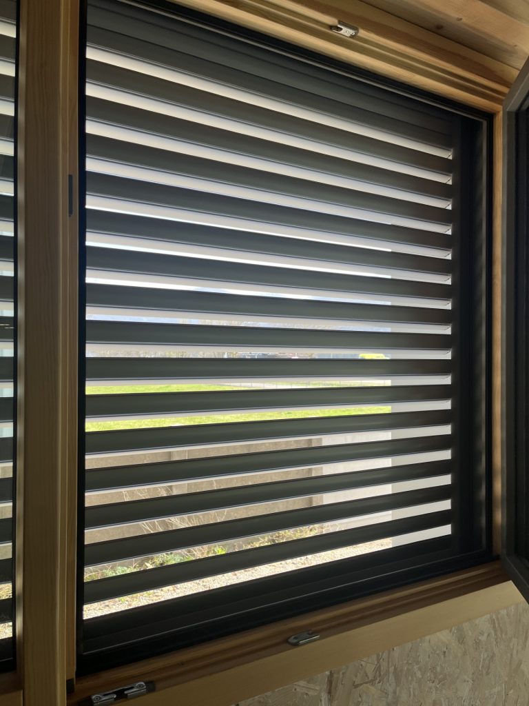 Volet roulant en aluminium à lames orientables