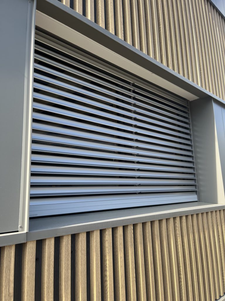 Volet roulant en aluminium à lames orientables